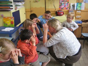 Le massage des sourcils